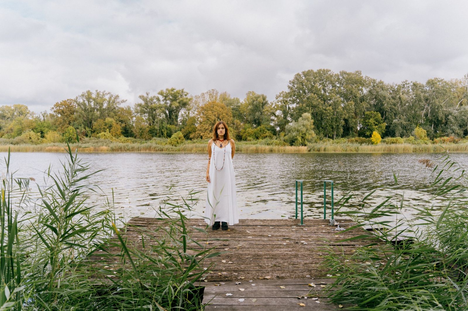 Manan Dora je mlada kantautorica koja je objavila svoj prvi singl i spot - Iz korena