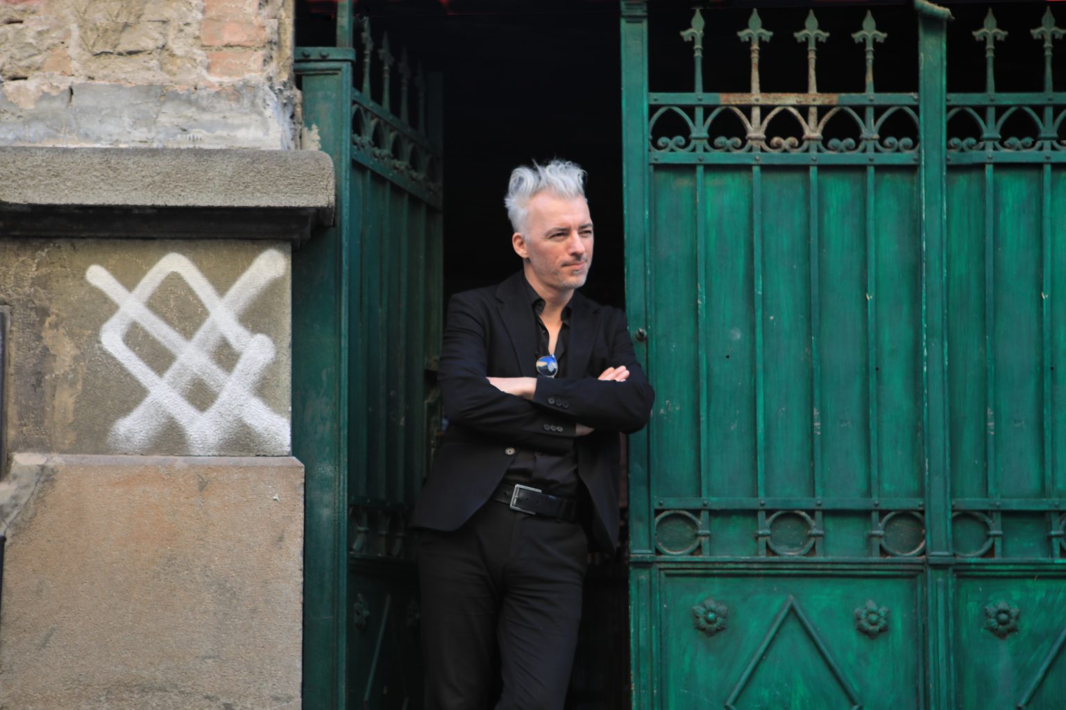 "Dobro jutro, ljudi" is the new double studio album by Kralj Čačak